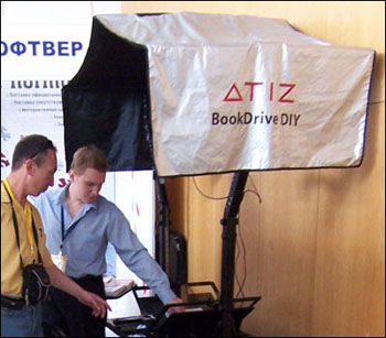Демонстрация сотрудниками компании АЛЕЕ СОФТВЕР книжного сканера ATIZ BookDrive DIY посетителям Крым-2008